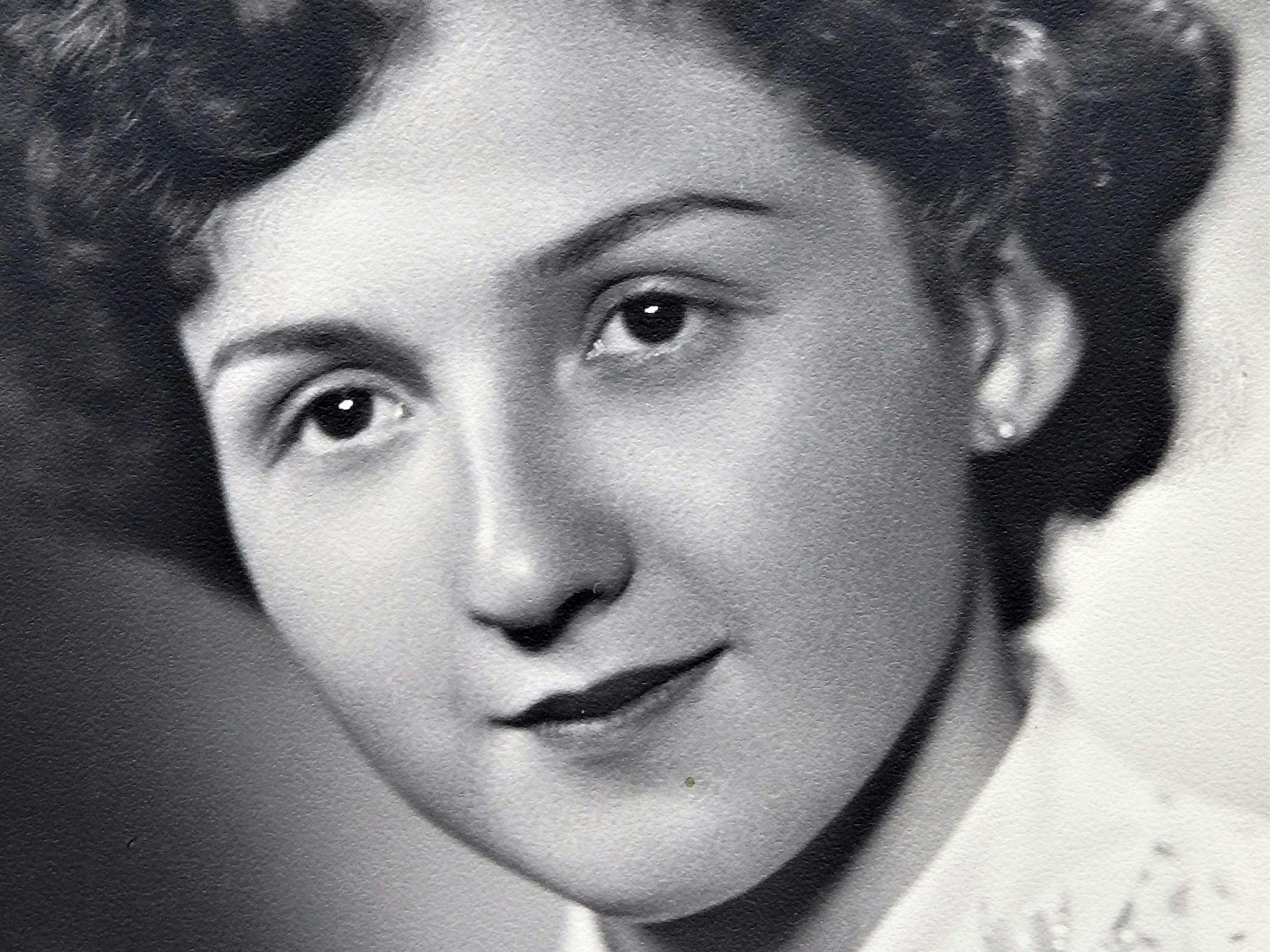 Maturitní foto Marie Krajíčkové z roku 1954