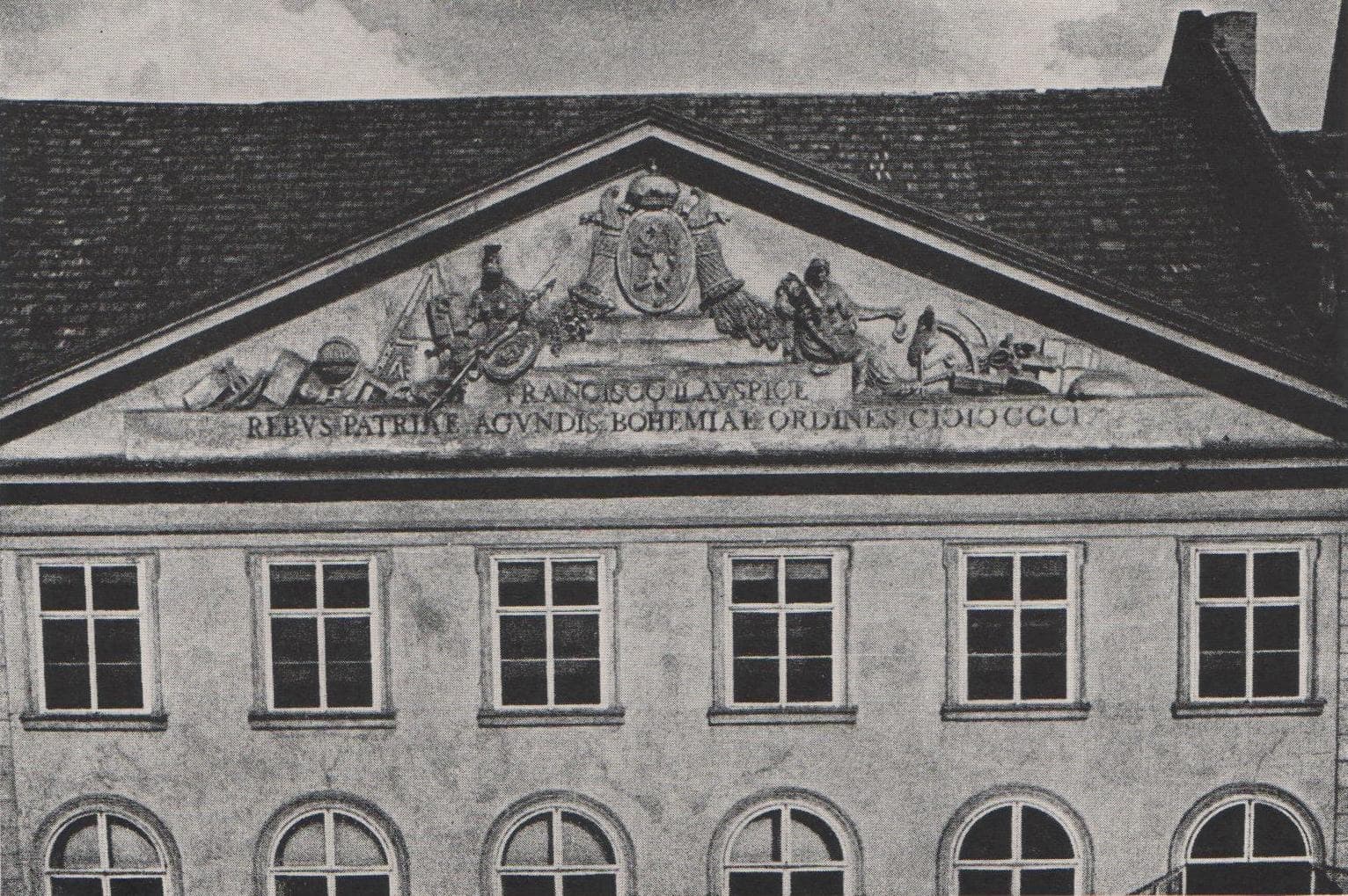 Štít Thunovského paláce, sídla dnešní poslanecké sněmovny, v době, kdy ještě sloužil zemskému sněmu Království českého